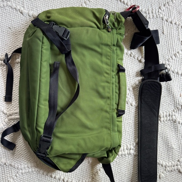 green patagonia messenger bag - Terravia resistant waist belt stays in place throughout the day Lightweight and Packable Designed to roll up into its own interior pocket for easy packing and travel Supporting the People Who Made This Product Made in a Fair Trade Certified factory Men's Bum Bags Patagonia Green,